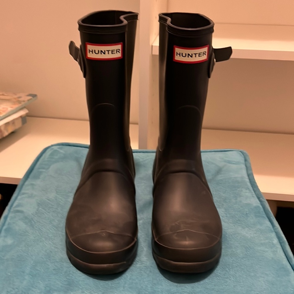 Hunter navy woman’s rain boots 6